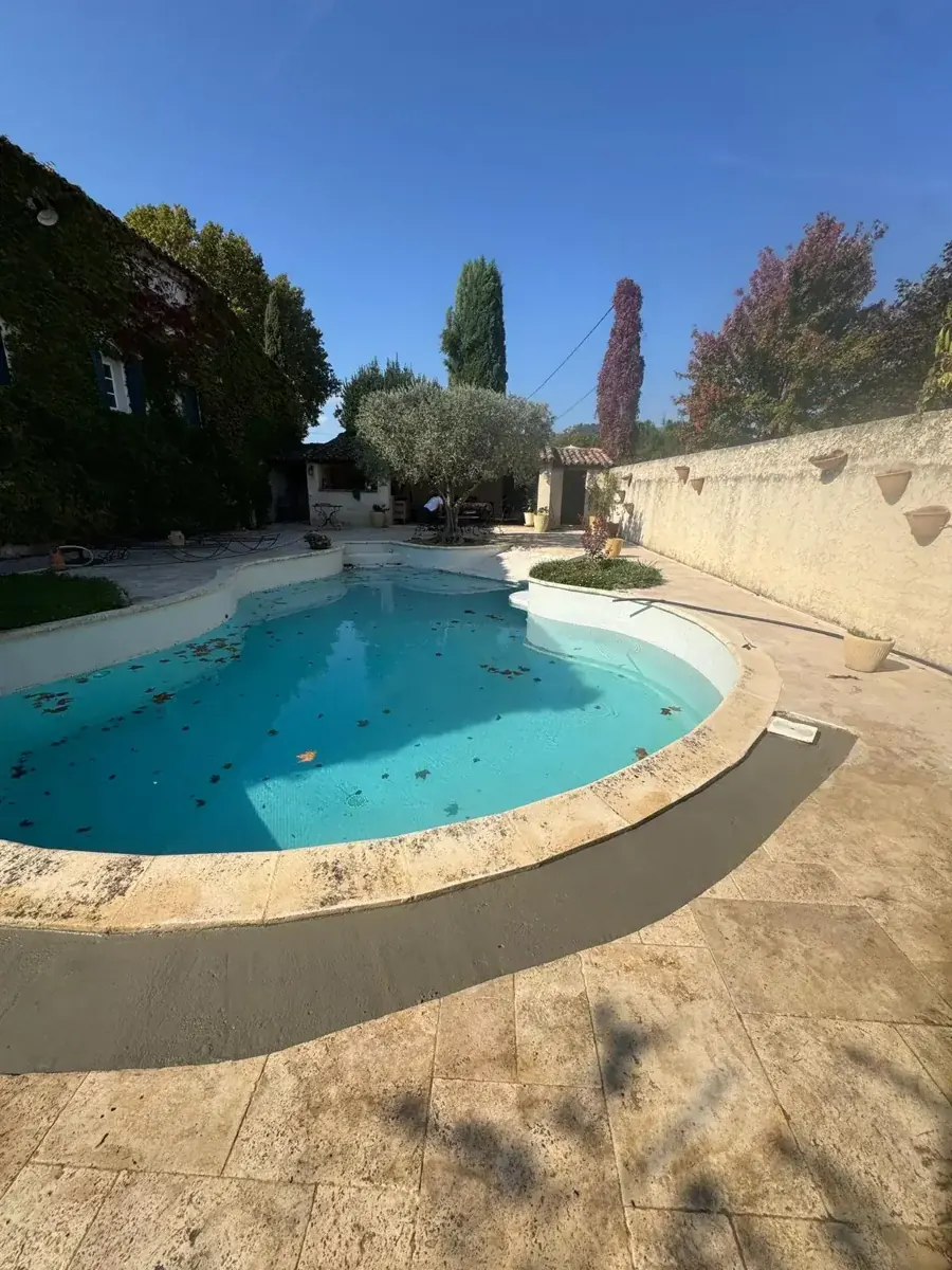 Dalle béton coulée le long de la margelle après réparation du réseau skimmer