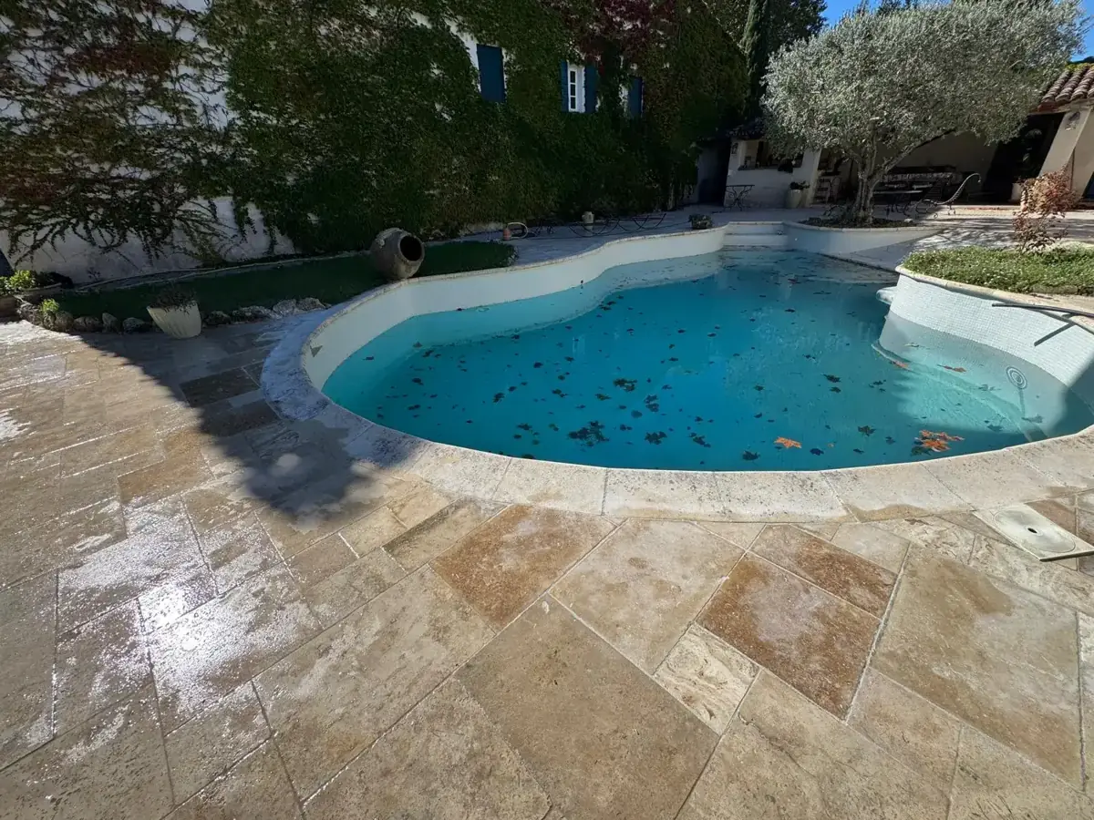 Piscine réparée à Cadenet, plage en travertin remise à l’identique